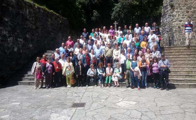 El grupo de lebaniegos en las escaleras de acceso a la fuente del monasterio de Santo Toribio / Pedro Álvarez