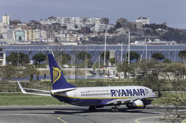 Un avión de la compañía Ryanair, en el aeropuerto de Santander. :: 