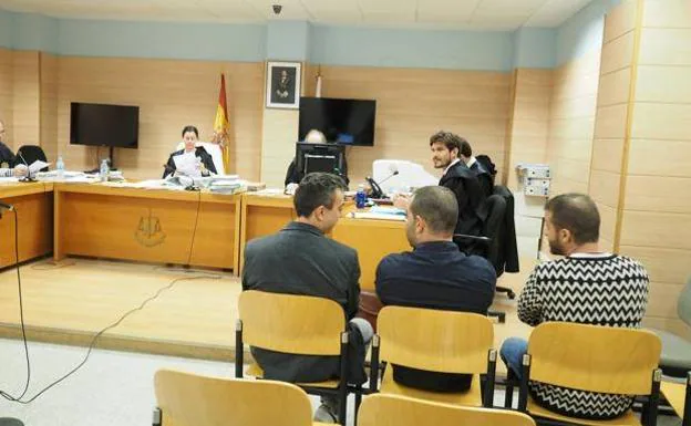 Los tres acusados, de espaldas, el día del juicio el pasado mes de octubre en el Juzgado de lo Penal nº 4 de Santander.