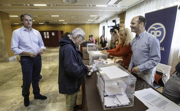 El exministro de Fomento instantes antes de votar en Santander 