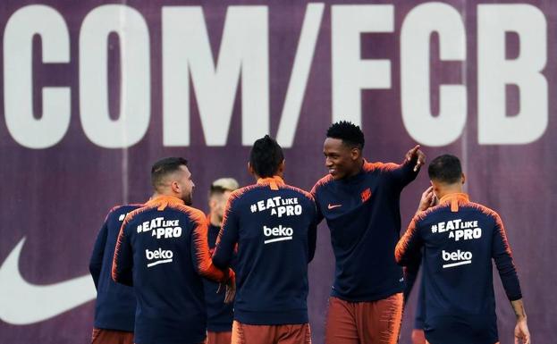 Yerri Mina en un entrenamiento con el Barcelona