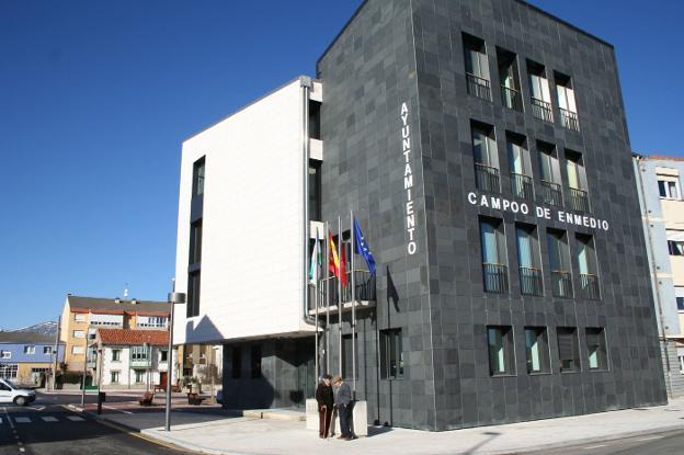 Vista del Ayuntamiento de Campoo de Enmedio. 