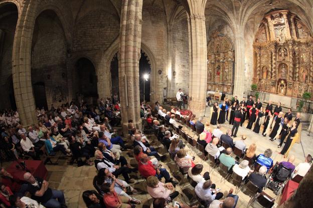 La iglesia de Santa María de los Angeles acoge el Certamen de la Canción Marinera, en el que se dan cita las mejores corales del país.