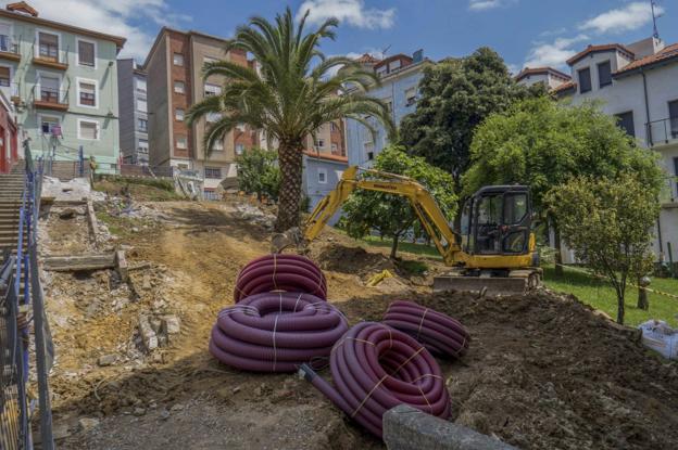 Las nuevas escaleras mecánicas irán junto al pequeño parque interior del barrio del Gurugú, que será reformado. 