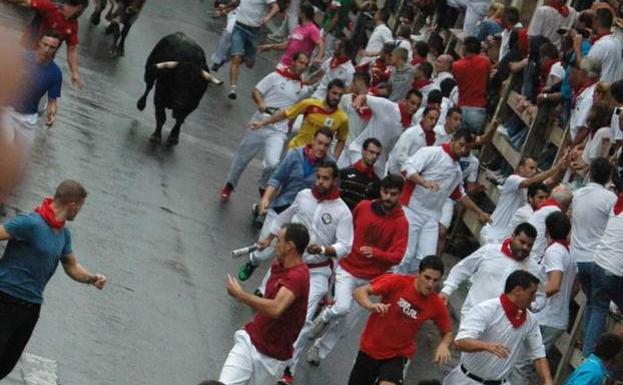 El cántabro, en el centro de la imagen, con un periódico en la mano.