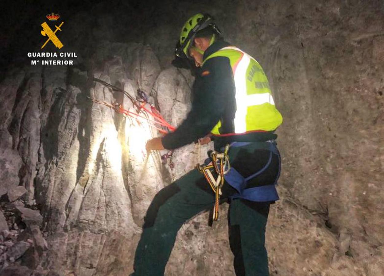 La Guardia Civil rescata a una montañera en una compleja operación nocturna, con niebla y nieve, en Picos de Europa