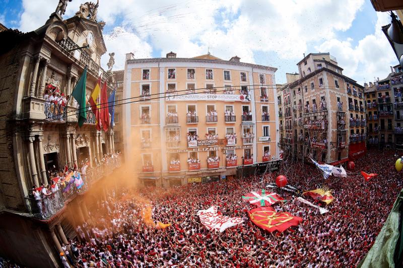 La capital navarra vive su fiesta más grande tras el lanzamiento del chupinazo desde la popular plaza del Ayuntamiento