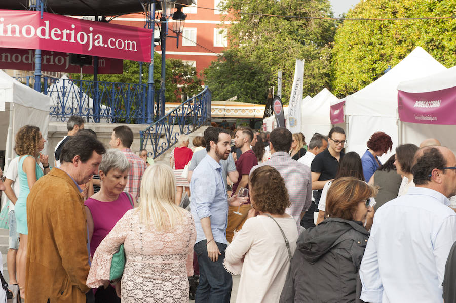 Diez bodegas traen a la ciudad sus mejores caldos para participar en la mayor cata callejera del país 