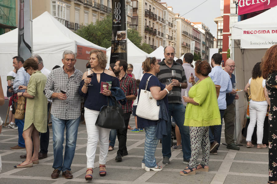 Diez bodegas traen a la ciudad sus mejores caldos para participar en la mayor cata callejera del país 