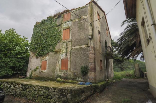 Casa pendiente de ejecución en Adarzo 105. 