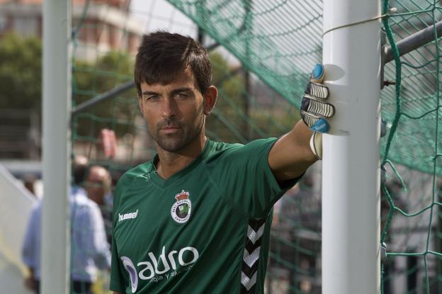 Iván Crespo, en el campo 1 de las Instalaciones Nando Yosu. 