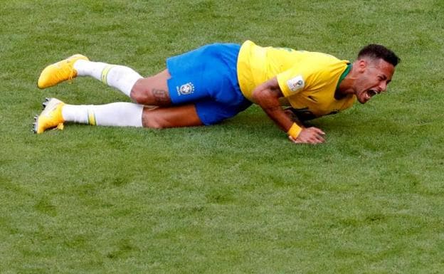 Neymar, tras recibir una falta durante el Mundial. 