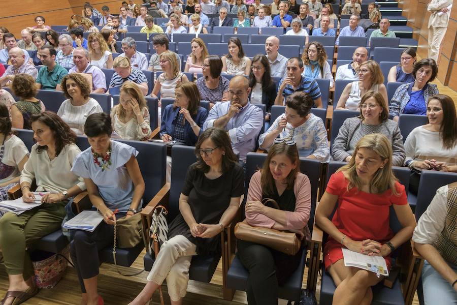 La Consejería de Sanidad ha celebrado este sábado en el salón de actos de Valdecilla la elección de las 33 nuevas farmacias de la región. La elección de oficina de farmacia se ha desarrollado ante la Comisión de Valoración y se ha realizado mediante llamamiento individual de los concursantes según el orden establecido en la lista definitiva de puntuaciones, que incluye a 323 aspirantes, contando excluidos (uno) y desistidos (nueve).