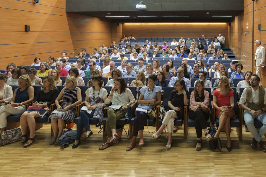 La Consejería de Sanidad ha celebrado este sábado en el salón de actos de Valdecilla la elección de las 33 nuevas farmacias de la región. La elección de oficina de farmacia se ha desarrollado ante la Comisión de Valoración y se ha realizado mediante llamamiento individual de los concursantes según el orden establecido en la lista definitiva de puntuaciones, que incluye a 323 aspirantes, contando excluidos (uno) y desistidos (nueve).