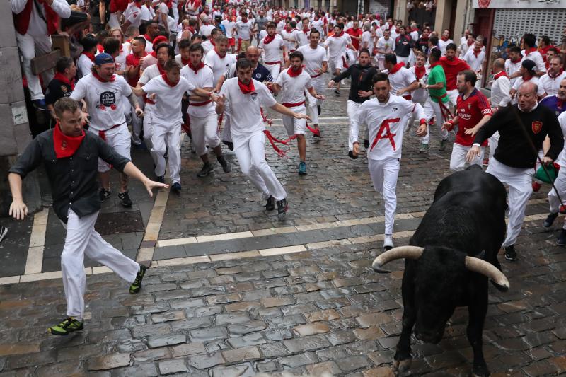 La carrera ha durado dos minutos y 54 segundos y ha sido tranquila, aunque ha habido momentos de peligro en Santo Domingo con los dos toros rezagados