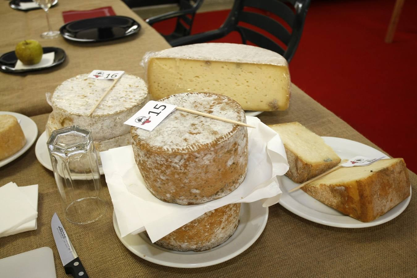 La Asociación Frisona de Cantabria otorga los premios a las marcas Divirín de La Jarradilla, Los Pasiegos y El Macho tras pasar la cata de un jurado de expertos del sector de la gastronomía y productos 