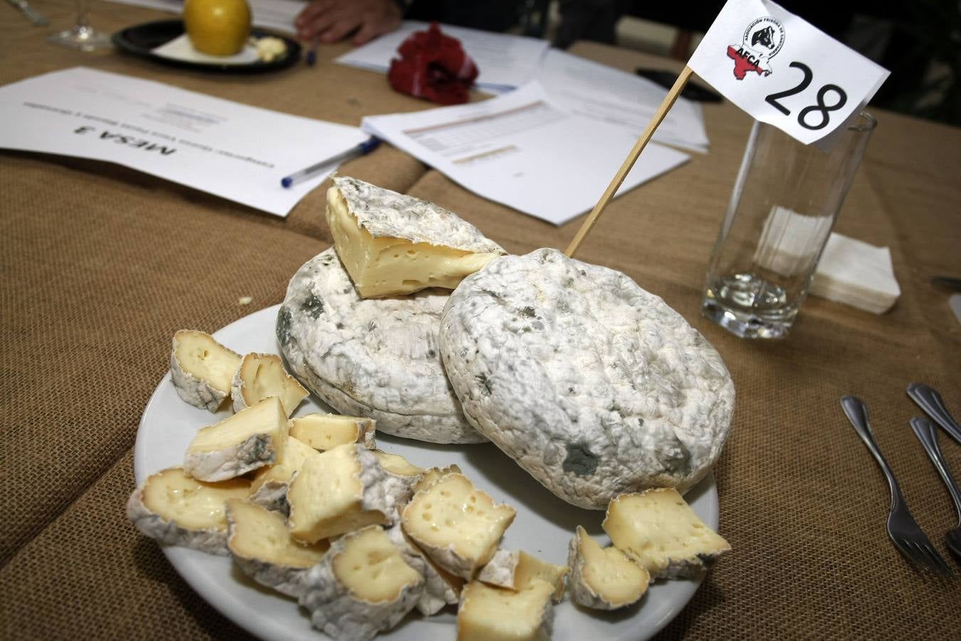 La Asociación Frisona de Cantabria otorga los premios a las marcas Divirín de La Jarradilla, Los Pasiegos y El Macho tras pasar la cata de un jurado de expertos del sector de la gastronomía y productos 