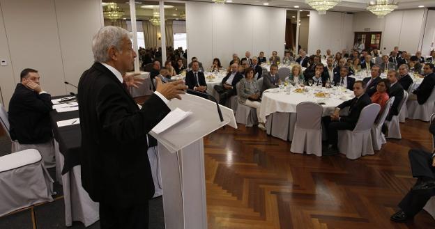 Discurso del aún candidato a la presidencia de México, López Obrador, junto al director de este periódico, Íñigo Noriega, el pasado septiembre en el Foro de El Diario en Santander.