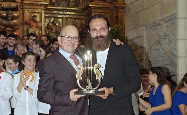 p El alcalde de San Vicente, Dionisio Luguera, entrega la Lira Marina de Oro del primer premio al director de Coro de Jóvenes de Madrid. 