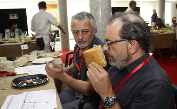 Jesús Sánchez y Alfonso Fraile en plena cata de uno de los quesos presentados al concurso.