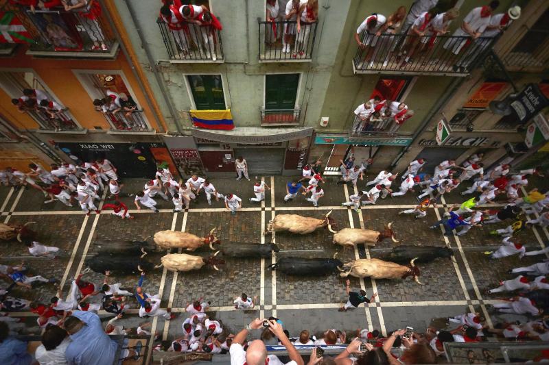 El encierro ha sido bastante limpio con algunos heridos por contusiones y los astados casi no se han resbalado pese a la lluvia intensa en las calles de Pamplona