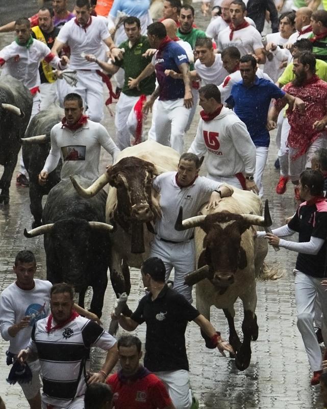 El encierro ha sido bastante limpio con algunos heridos por contusiones y los astados casi no se han resbalado pese a la lluvia intensa en las calles de Pamplona