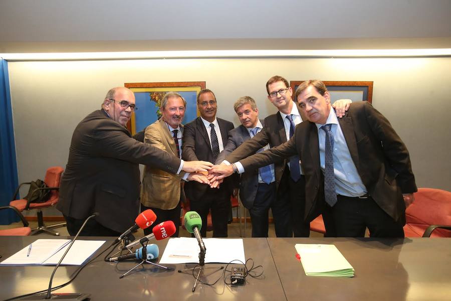 Jesús Oria, consejero de Medio Rural de Cantabria; Francisco Javier Muñoz, coordinador de servicios de la Dirección de Medio Natural de la Junta de Castilla y León; Fernando Lastra, consejero de Medio Ambiente del Principado; Ángel de las Heras, director general de El Norte de Castilla; Goyo Ezama, director general de El Comercio e Ignacio Pérez, director general de EL DIARIO MONTAÑÉS.
