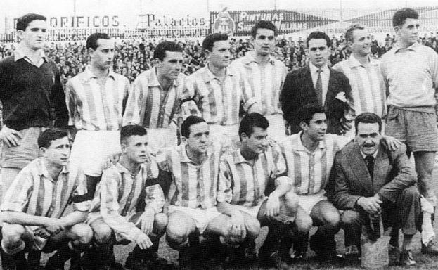 1958. Colina, Chisco, Laureano, Gutiérrez, Morito, Mora (entrenador), Gómez, Hernando, Zaballa, Saro, Larrinoa, Miera, Yosu y Julio Cobo (masajista). 