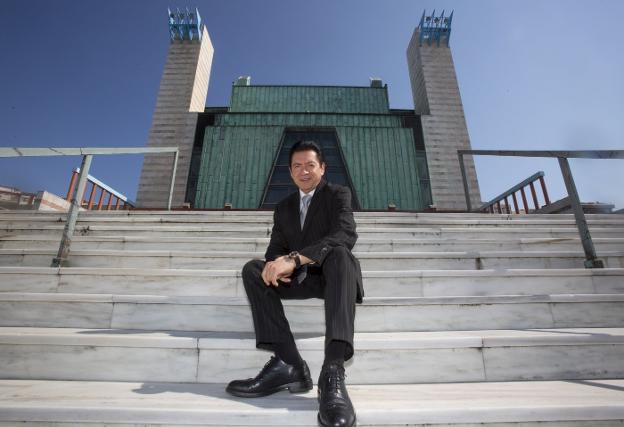 El tenor Francisco Araiza posa en las escaleras del Palacio de Festivales antes de impartir una clase magistral.