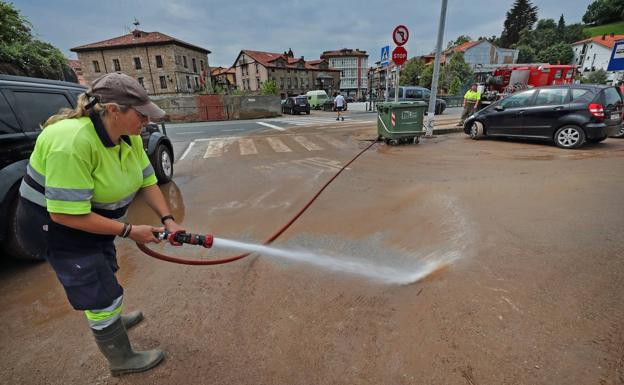 Imagen. Servicios de limpieza esta mañana en Cabezón