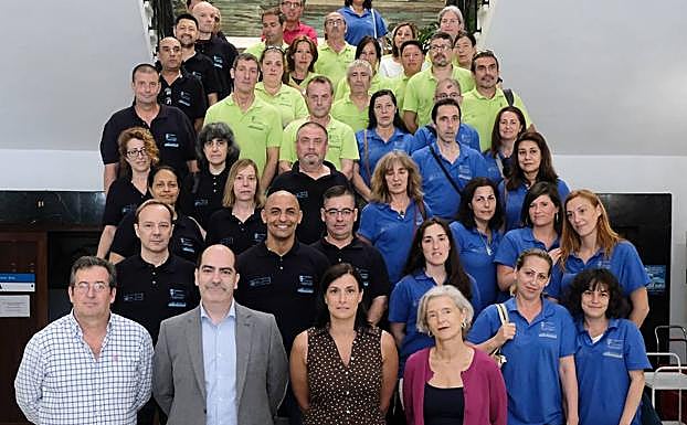 La alcaldesa y el director de empleo con los participantes de los talleres