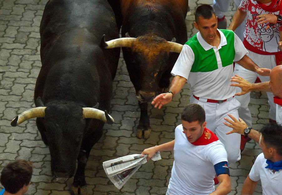 Se vivieron momentos de tensión en la curva de la Estafeta al quedar algún corredor atrapado entre la pared y los toros