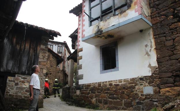 Imagen principal - Un rayo provoca un incendio y causa dos heridos leves en una vivienda de Cambarco