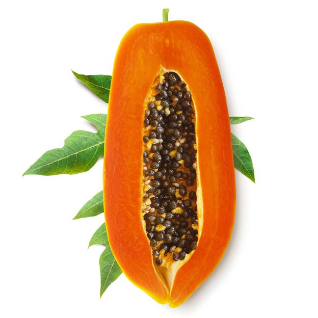 Media papaya abierta, con las semillas en el corazón del fruto. :: dm