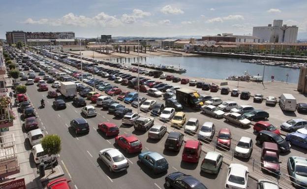 La calle de Marqués de la Hermida y su entorno sufren una gran masificación de vehículos. 