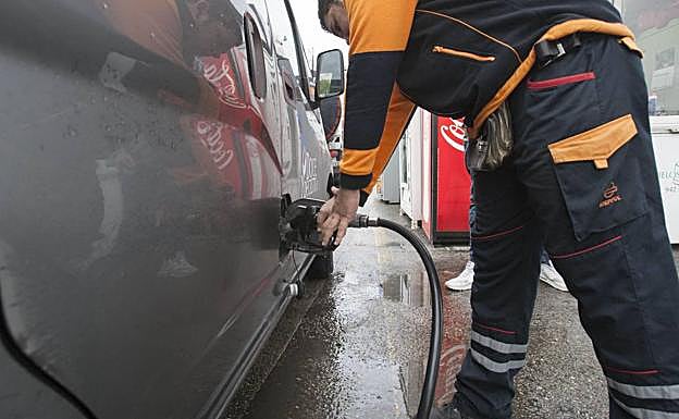 El alza del precio de los combustibles ha sido uno de los motivos del incremento del IPC.