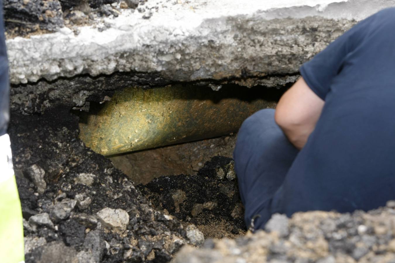 La Policía Local de Torrelavega ha cortado de forma parcial el tráfico en la calle Julián Ceballos, a la altura del Bulevar Demetrio Herrero, como consecuencia de un pequeño socavón de origen desconocido