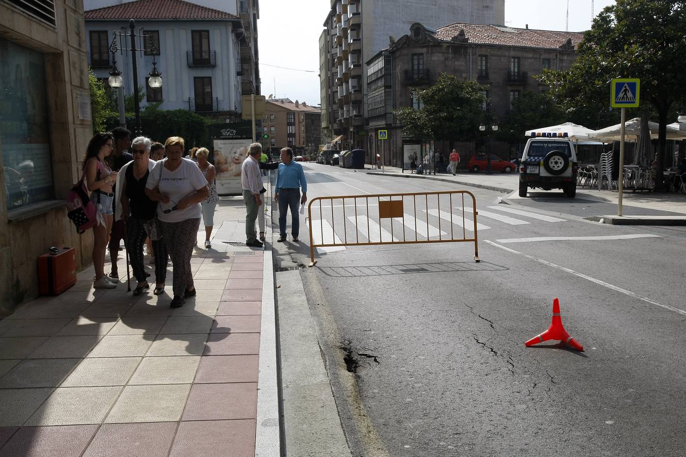 La Policía Local de Torrelavega ha cortado de forma parcial el tráfico en la calle Julián Ceballos, a la altura del Bulevar Demetrio Herrero, como consecuencia de un pequeño socavón de origen desconocido