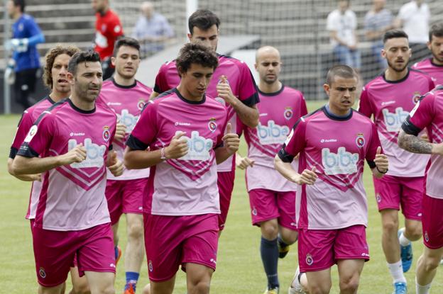 Nacho Rodríguez, Nacho González, Fer, Cagigas, Víctor, Luis Alberto y Fermín sobre el césped de San Bibiloni en el que certificaron su ascenso a Segunda B.