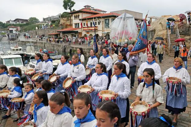 En los momentos iniciales de la procesión apareció el agua y se tuvo que tapar al Cristo. 