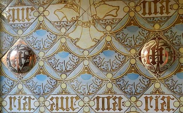 La cerámica modernista de Domènech i Montaner decora El Espolón de Comillas