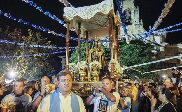 Miles de devotos de la Virgen del Carmen se han acercado hasta Revilla de Camargo durante la noche