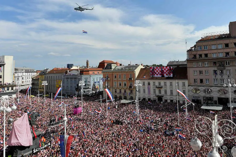 Miles de personas aclaman en Zagreb a los integrantes de la selección croata, subcampeona en el Mundial Rusia. 