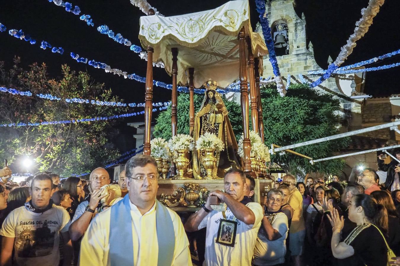 Miles de devotos de la patrona de los marineros se acercan hasta Revilla de Camargo para cumplir con la tradición.