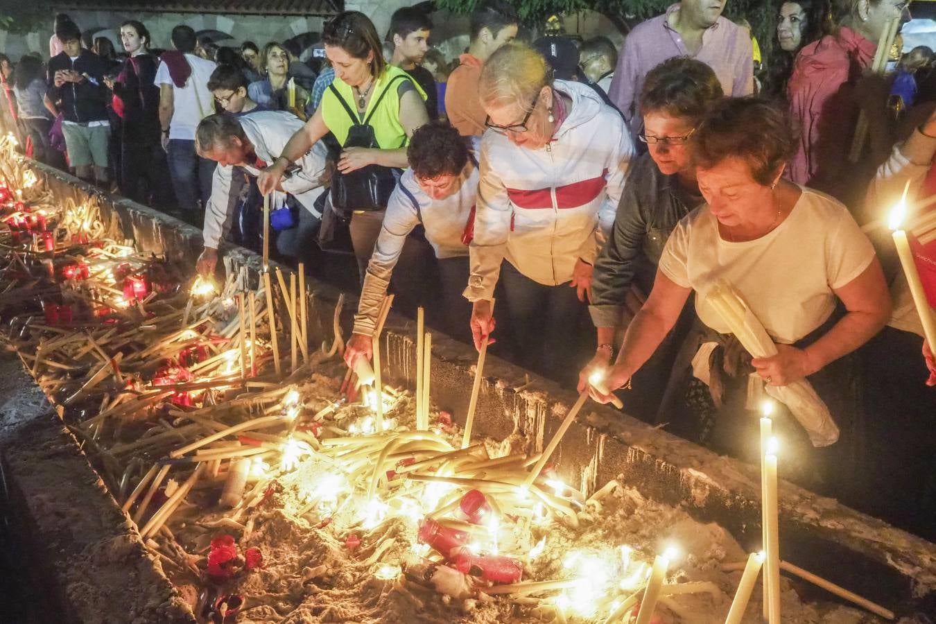 Miles de devotos de la patrona de los marineros se acercan hasta Revilla de Camargo para cumplir con la tradición.