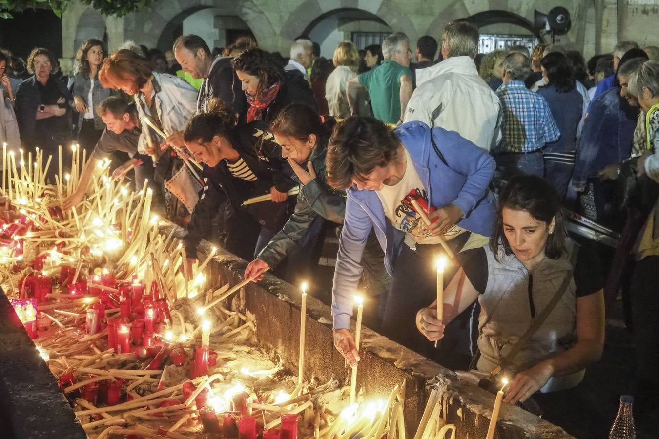 Miles de devotos de la patrona de los marineros se acercan hasta Revilla de Camargo para cumplir con la tradición.