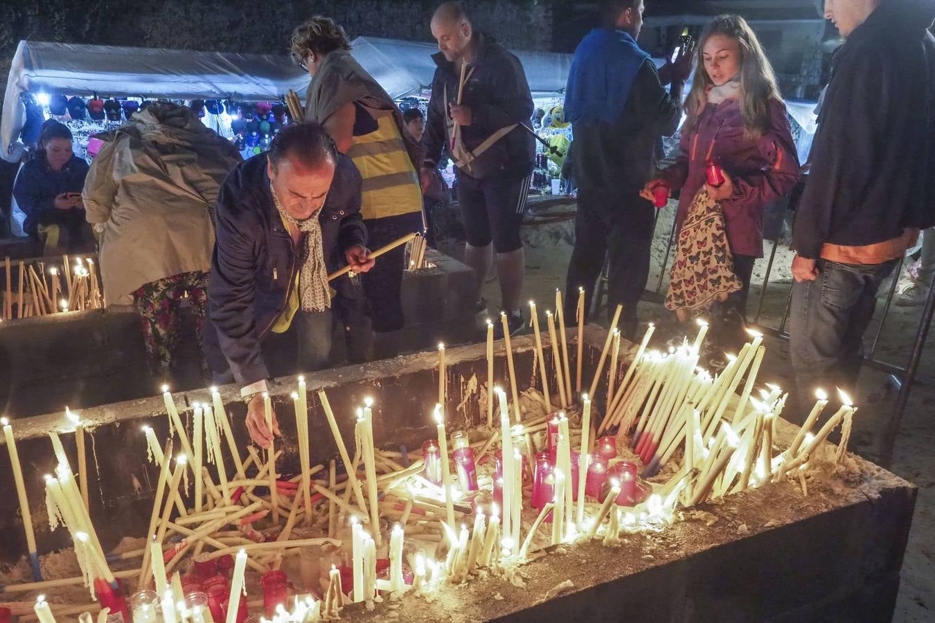 Miles de devotos de la patrona de los marineros se acercan hasta Revilla de Camargo para cumplir con la tradición.