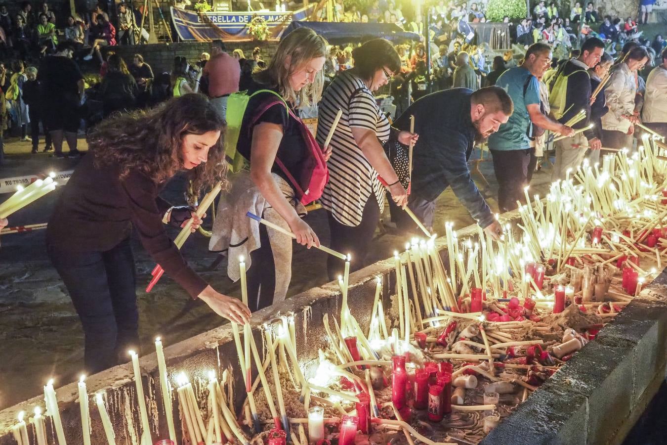 Miles de devotos de la patrona de los marineros se acercan hasta Revilla de Camargo para cumplir con la tradición.