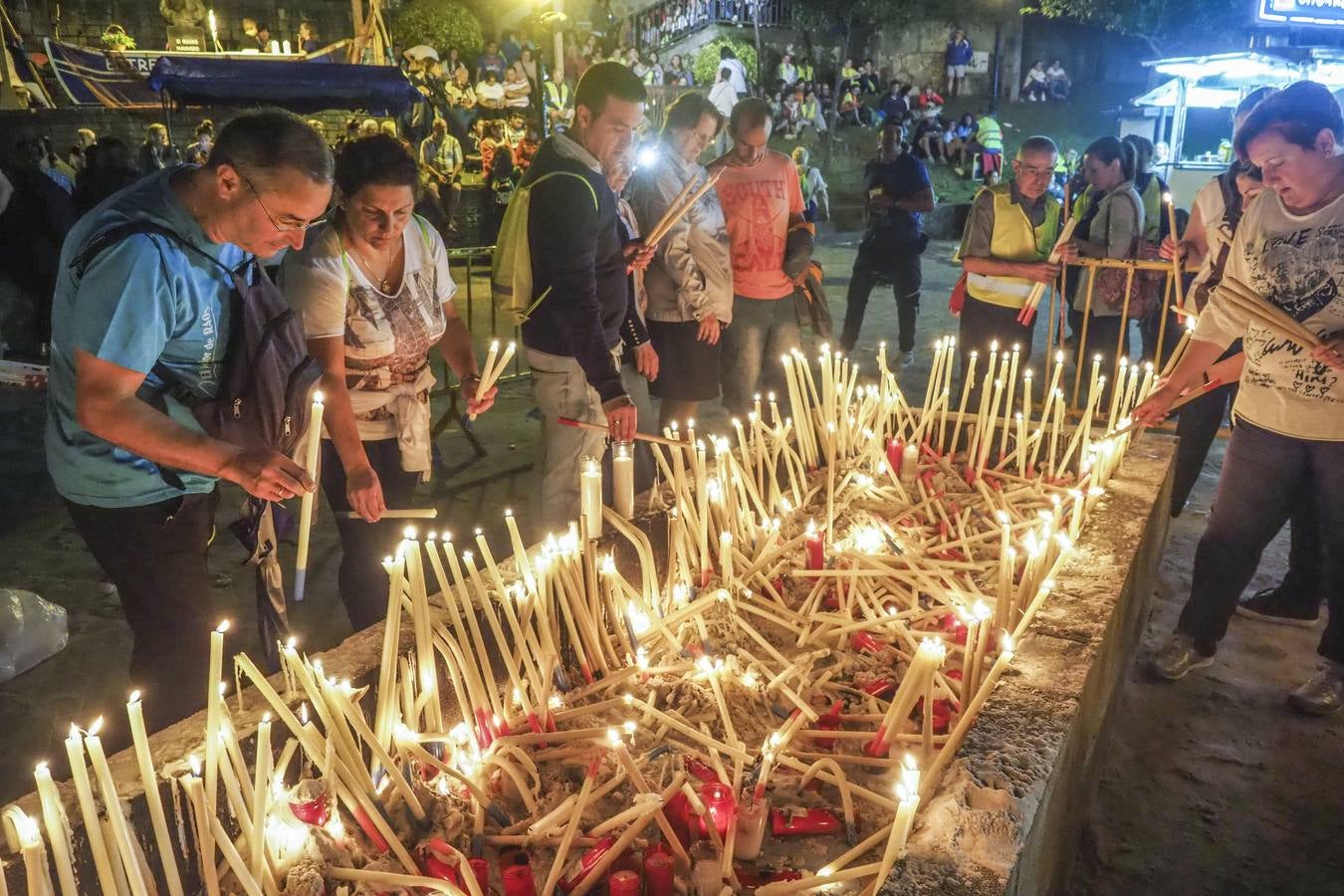 Miles de devotos de la patrona de los marineros se acercan hasta Revilla de Camargo para cumplir con la tradición.