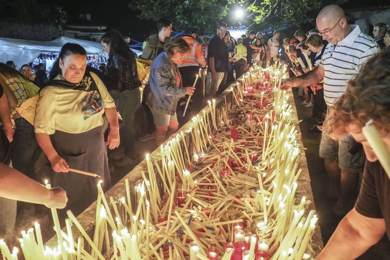 Miles de devotos de la patrona de los marineros se acercan hasta Revilla de Camargo para cumplir con la tradición.